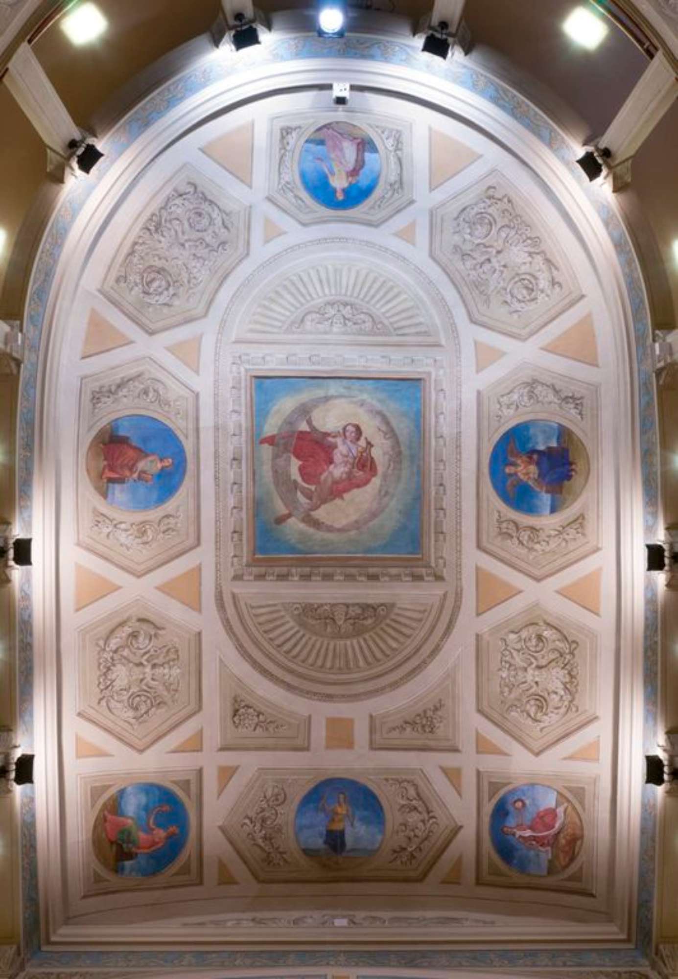 S. Giovanni in Marignano, Teatro Augusto Massari, il velario dipinto da Antonio Trevisani (foto Andrea Scardova, IBC) 2016